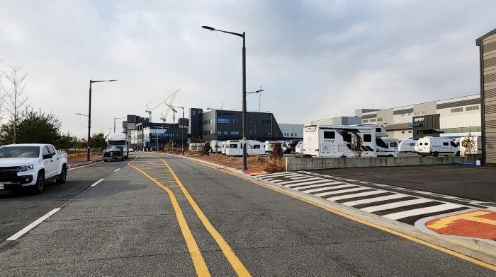 본건 및 남측 도로(남동측 촬영)