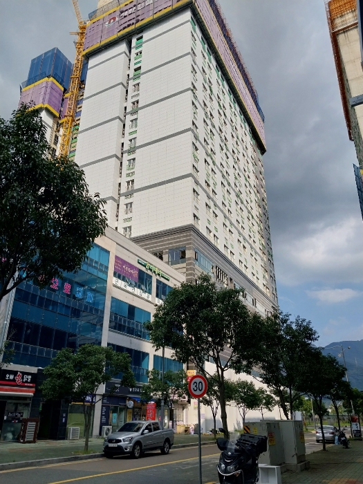 남동측에서 본 공사중인 건물 전경