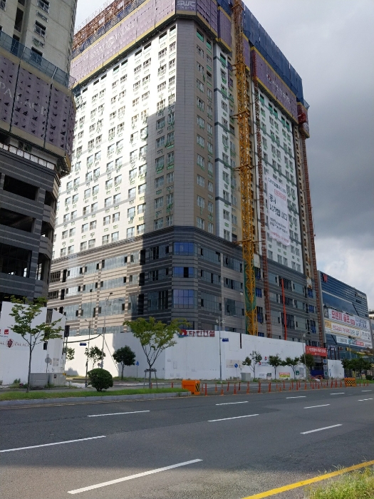 남동측 도로 월편에서 본 전경