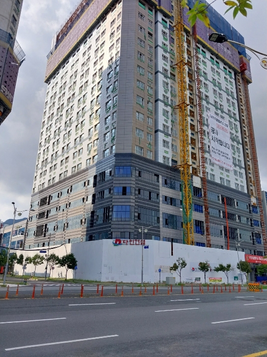 남동측에서 본 공사중인 건물 전경