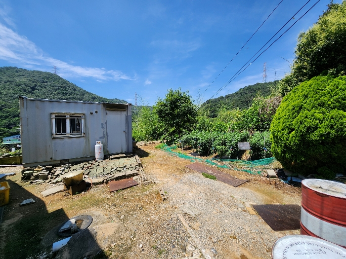 제시외물건(1-1) 및 북동측에서 남서측 전경
