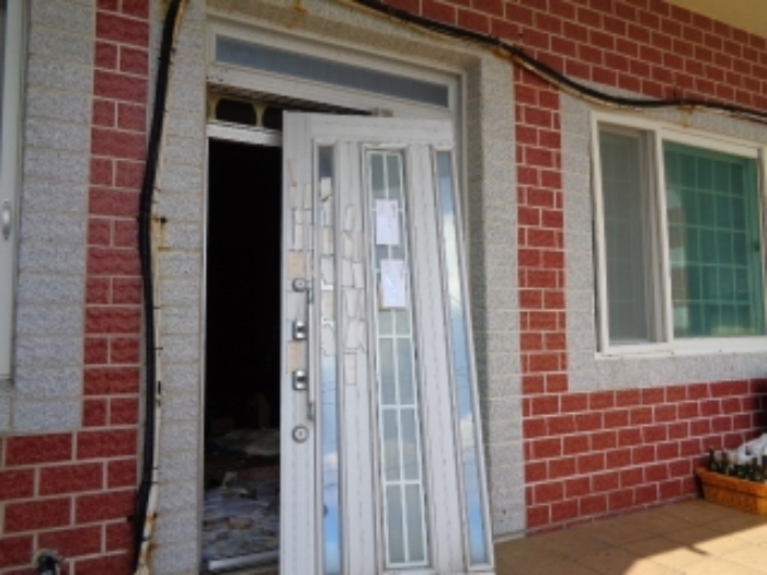 소재지1.(신풍리 18) 지상 제시건물 1층 출입문(안내문 부착)