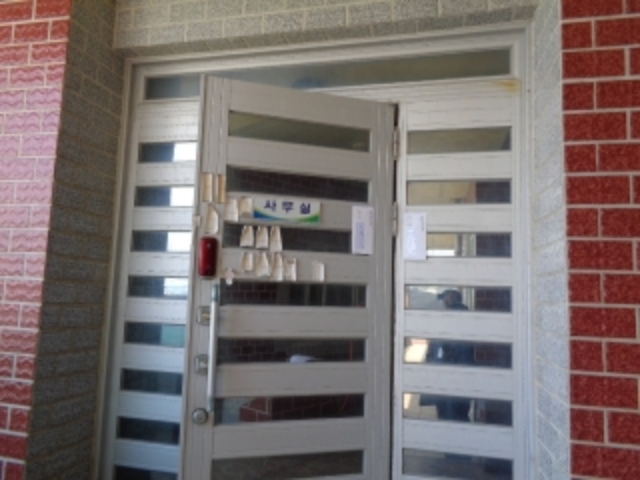 소재지1.(신풍리 18) 지상 제시건물 2층 출입문(안내문 부착)