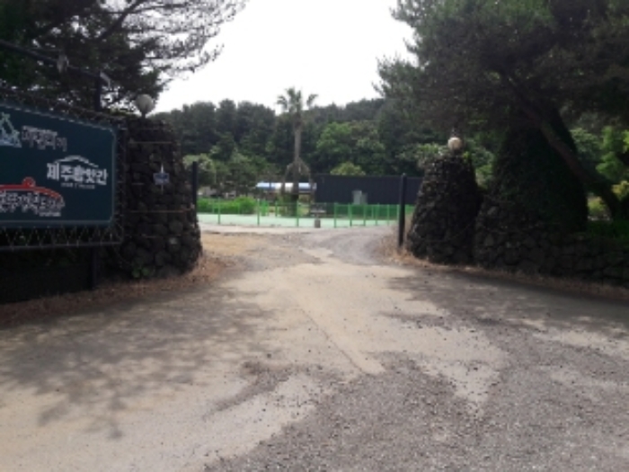 본건 부동산 입구 모습