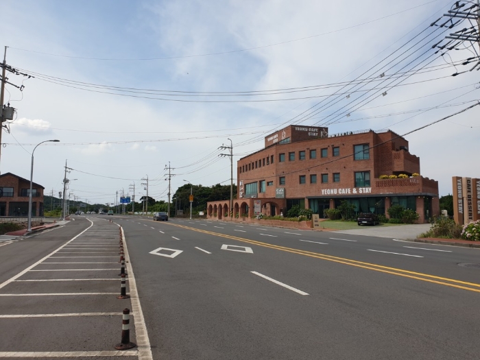 본건 북동측에 접한도로 및 주위환경 