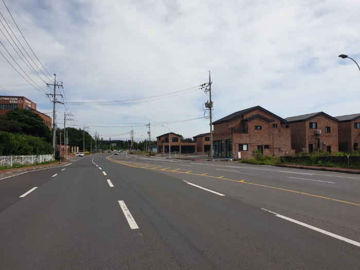 본건 북동측에 접한도로 및 주위환경 