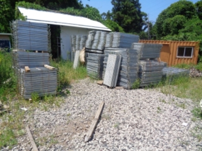 본건 소재지2(화북이동 3070-1) 지상에 야적된 건축자재 사진