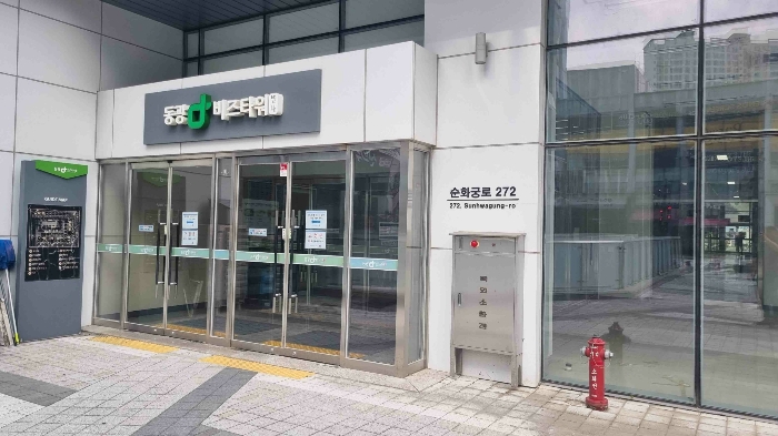 본건이 속한 건물 1층 출입구