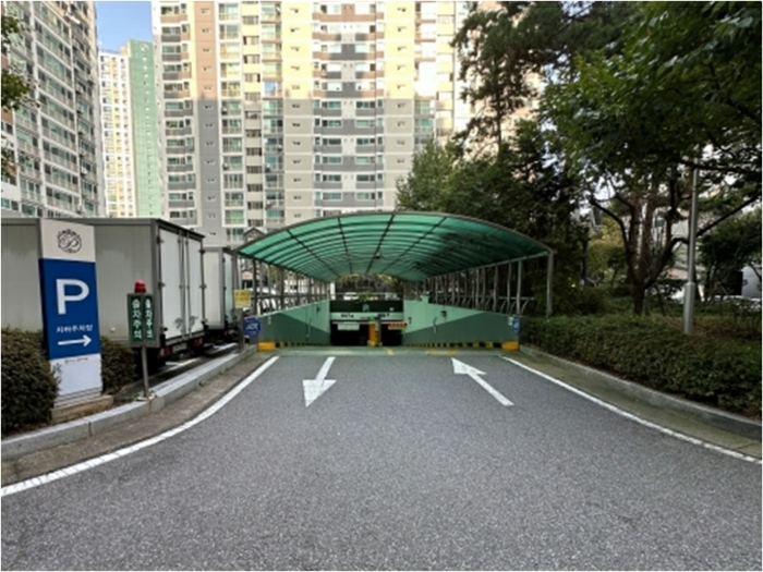 본건 단지내 지하주차장 출입구 전경