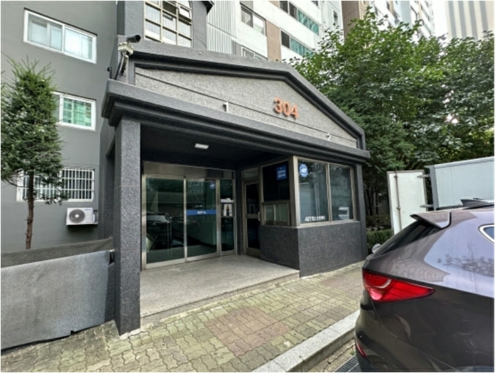 본건 건물(304동) 1,2호 라인 1층 출입구 전경