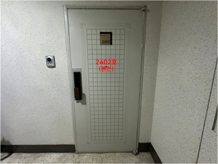 본건 출입문(2402호) 전경