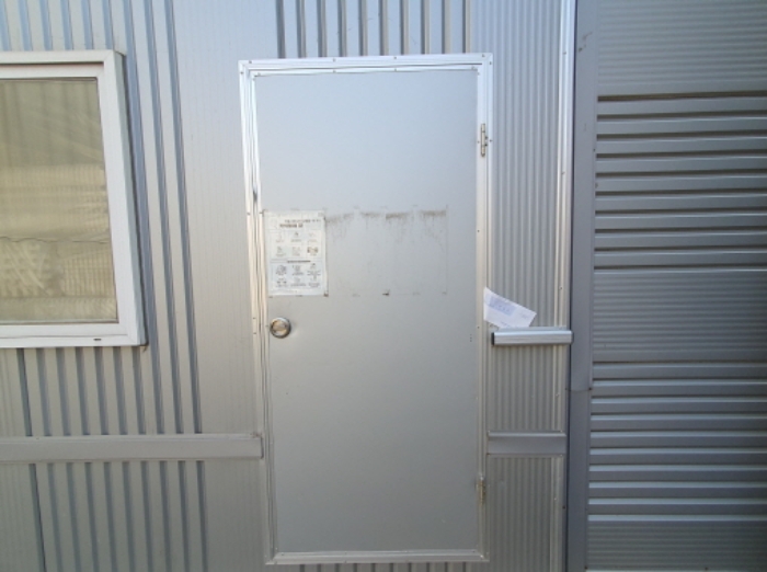 목록 2.부동산 단층 공장 출입문(안내문을 끼워 둠)