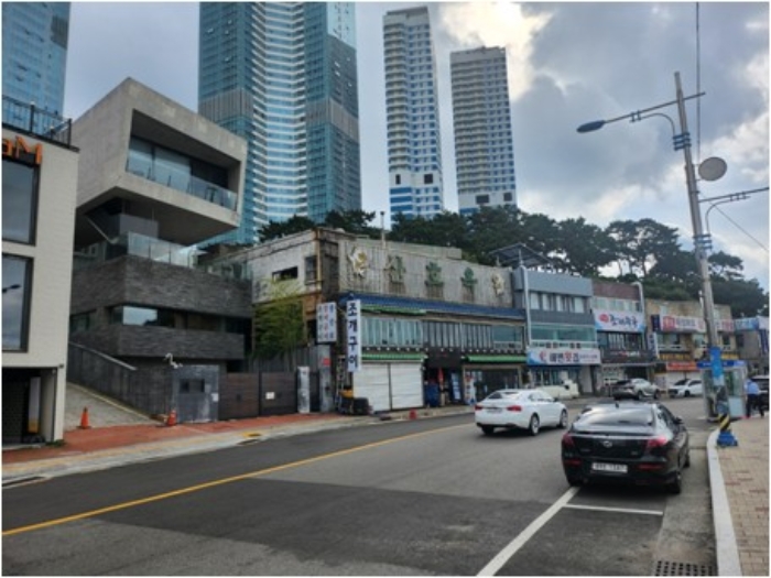 서측에서 촬영한