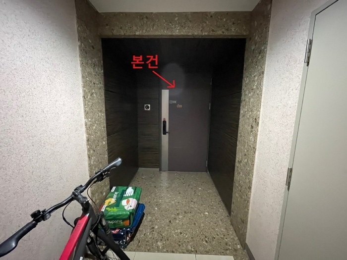 본건 복도 전경