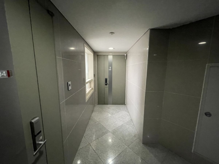 본건 입구에서 촬영