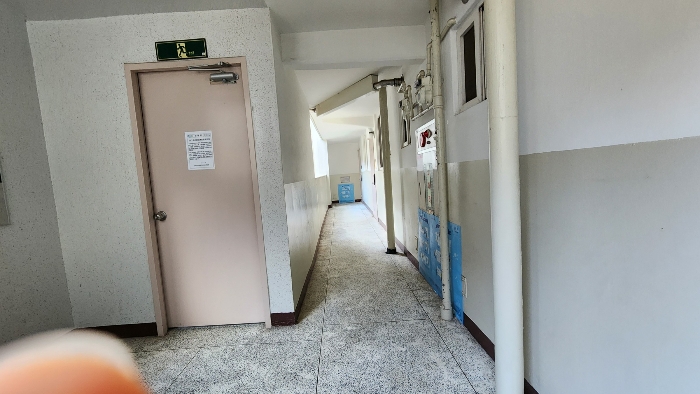 본건 출입 복도