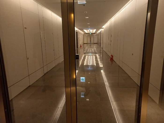 본건 소재 건물 63층 복도 일부