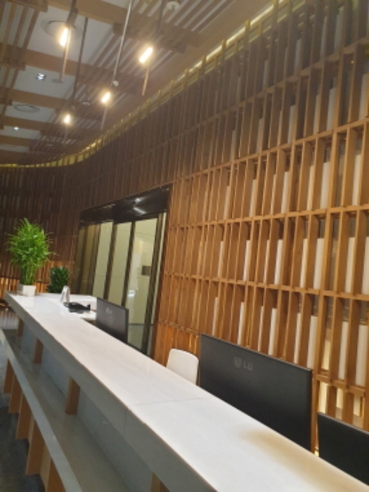 안내 데스크(출입을 엄격히 통제함)