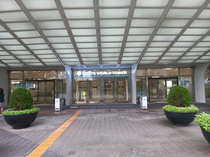 본건 소재 건물 1층 외부 출입문