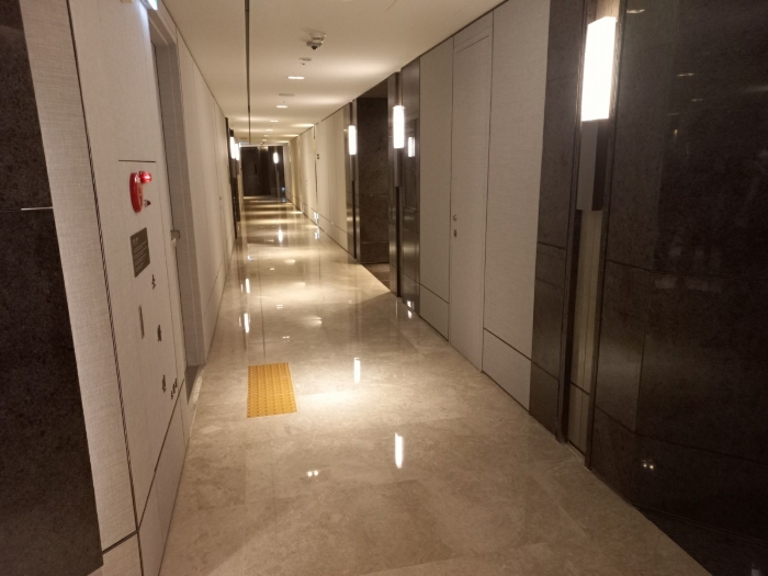 본건 소재 건물 63층 복도 일부