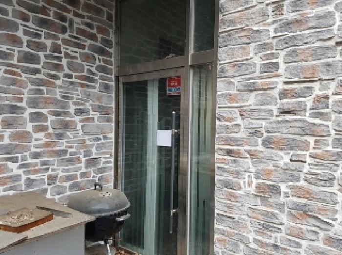 사진C 
1층계단실에 설치된 출입문 폐문