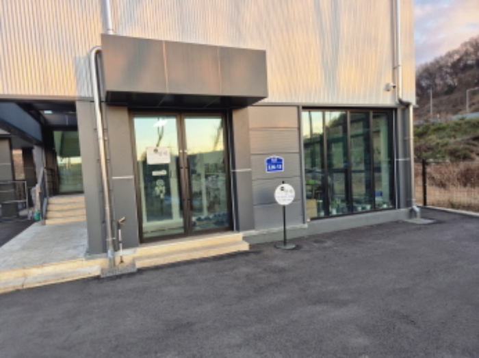 목록2. 건물 1층 출입문 전경