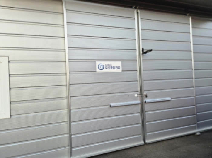 목록3. 단층 건물 출입문 전경