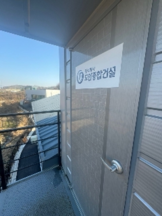 목록4. 2층 출입문 전경