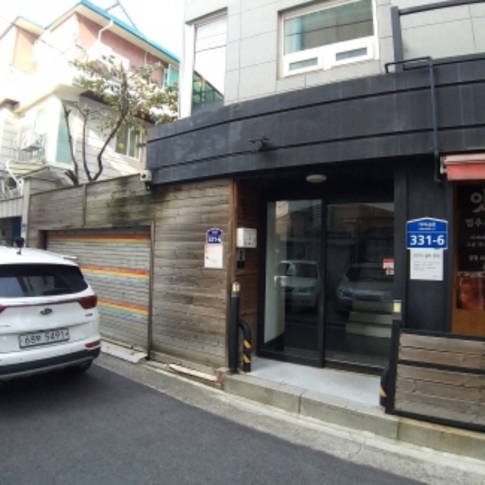 1층 상가 옆 주택 출입문