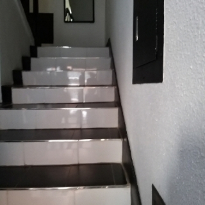 지하실로 내려가는 계단 모습