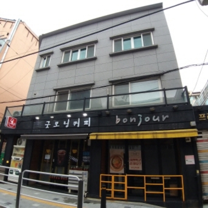 건물 전경(커피점 및 라면가게)