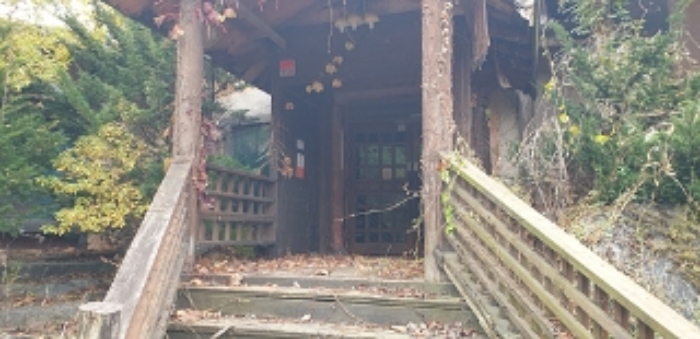 본 부동산 건물 출입문 모습