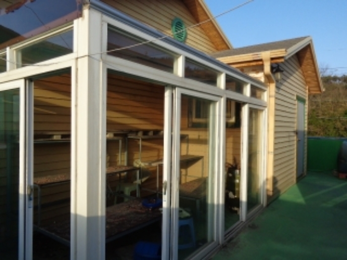 [목록 4] 지상 2층 소재 주택 외벽에 증축한 것으로 보이는 제시외 건물의 모습