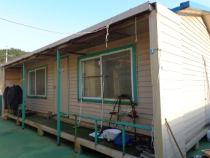 [목록 4] 지상 2층 소재 주택 옆에 소재한 숙소로 보이는 제시외 건물의 모습