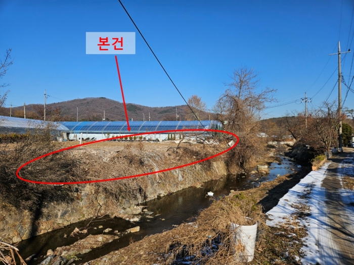 [본건 남동측 하천변에서 본 전경]