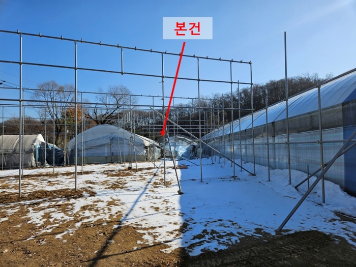 [본건 북서측에서 본 일부 전경]