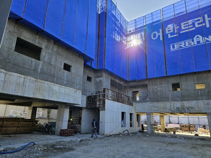 신축중인 제시외 건물(3층 골도 공사 진행중)