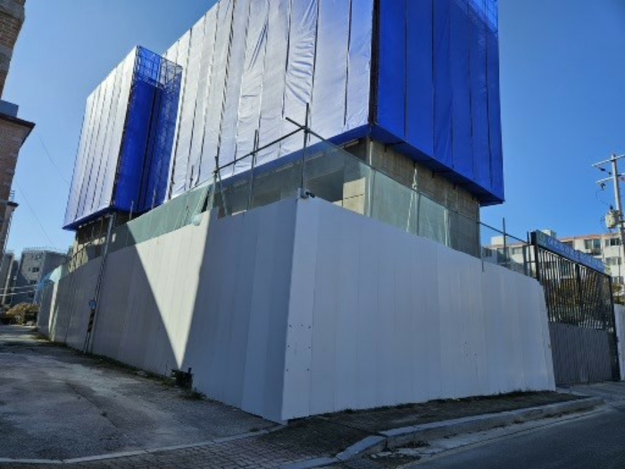 신축중인 제시외 건물(3층 골조 공사 진행중)