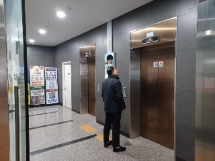 본건 A동 723호에 출입할수있는 1층 엘리베이터 앞쪽 현황사진