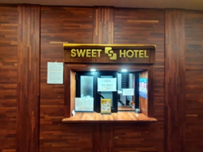 1층 칸운터 입구에 안내문 게시(2024.07.08)