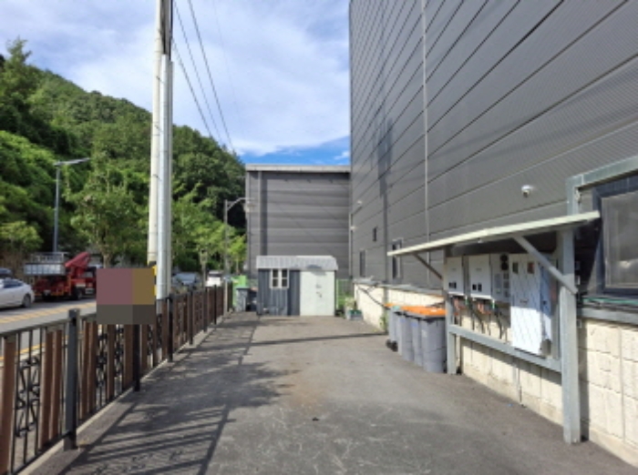 주1동 서쪽 제시외 건물(창고) 모습