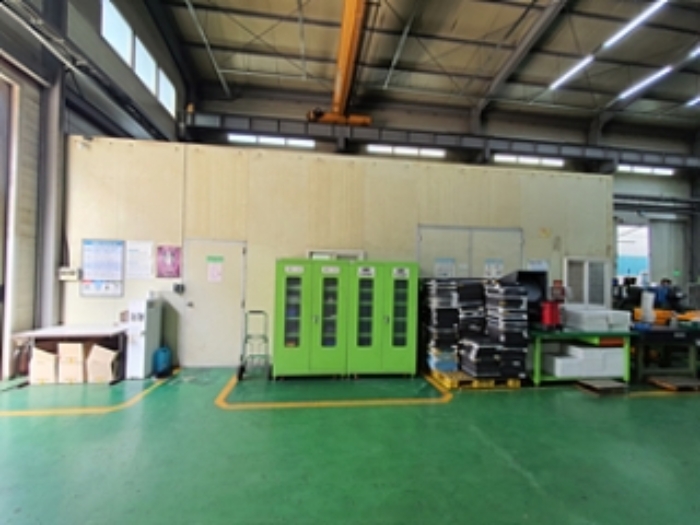 기호2 건물(좌) 내 제시외 판넬조 판넬지붕 단층 최종검사실