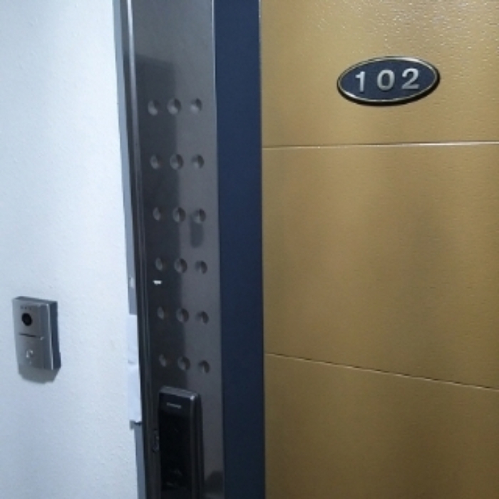 세대 출입문(102호)