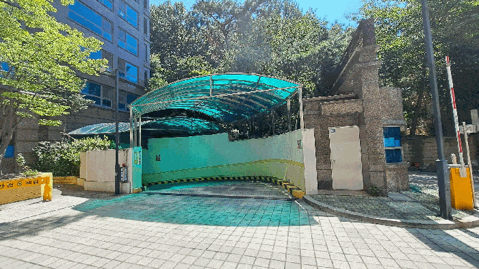 지하 주차장 출입구