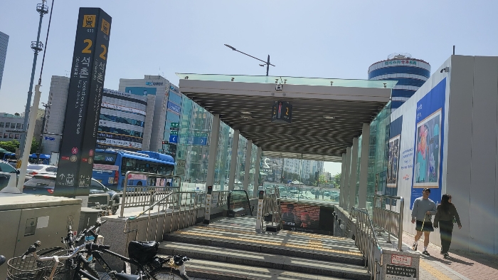 주변 환경(석촌역 2번출구)