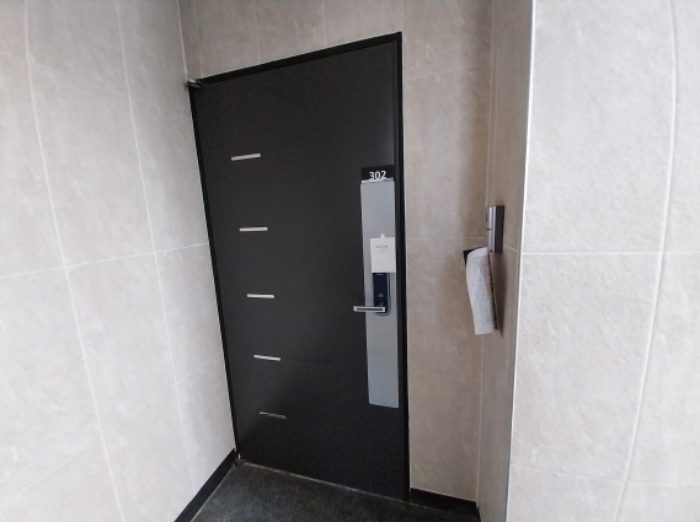 302호 입구 