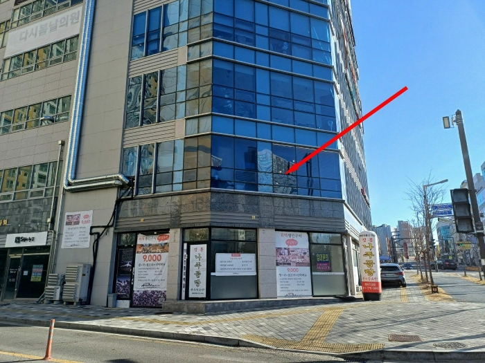 본건 전경 - 남측 및 서측 도로변(현황 2층)