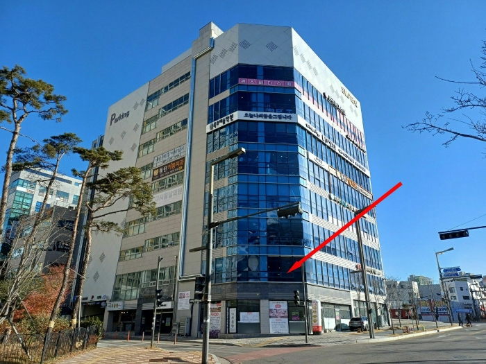 본건 건물 전경 - 남측 및 서측 도로변