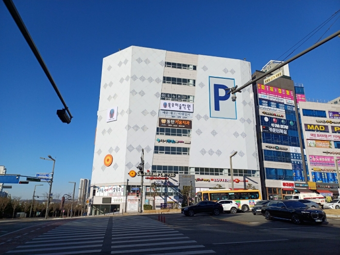 본건 건물 전경 - 동측 도로변