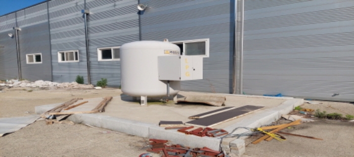 목록3 건물 일부(에이동) 앞 제시외 LPG탱크 전경